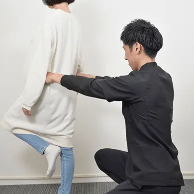 写真：患者の状態をみる整体師