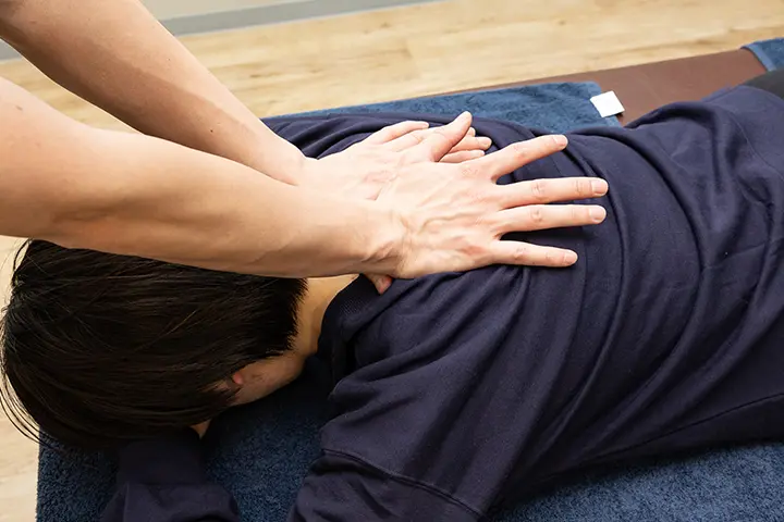 写真：型のマッサージを施す整体師