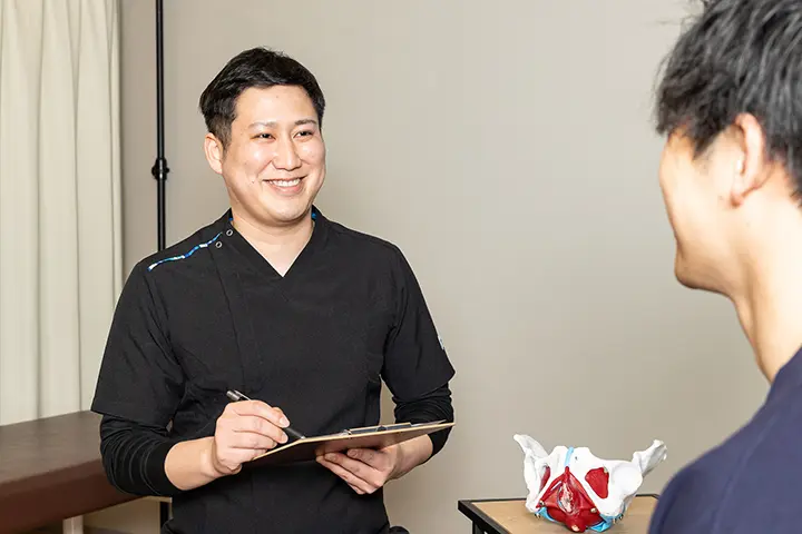 写真：整体師と患者の打ち合わせの様子