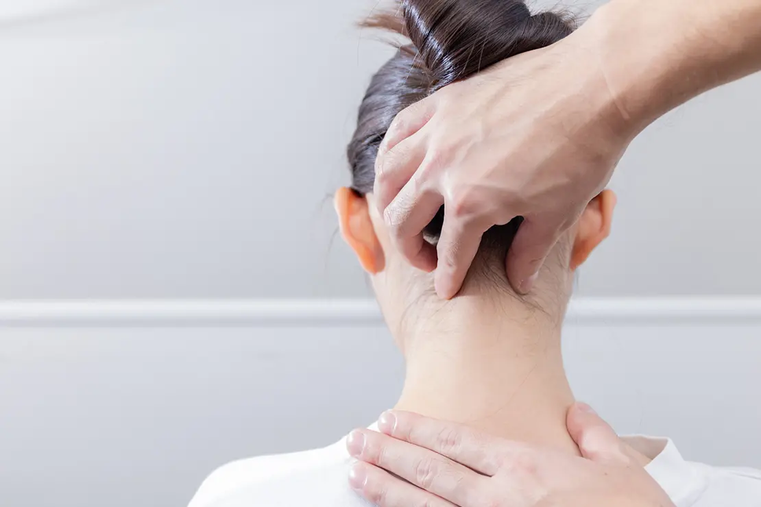 写真：首のマッサージを受ける女性