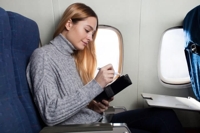 機内で本を読む女性